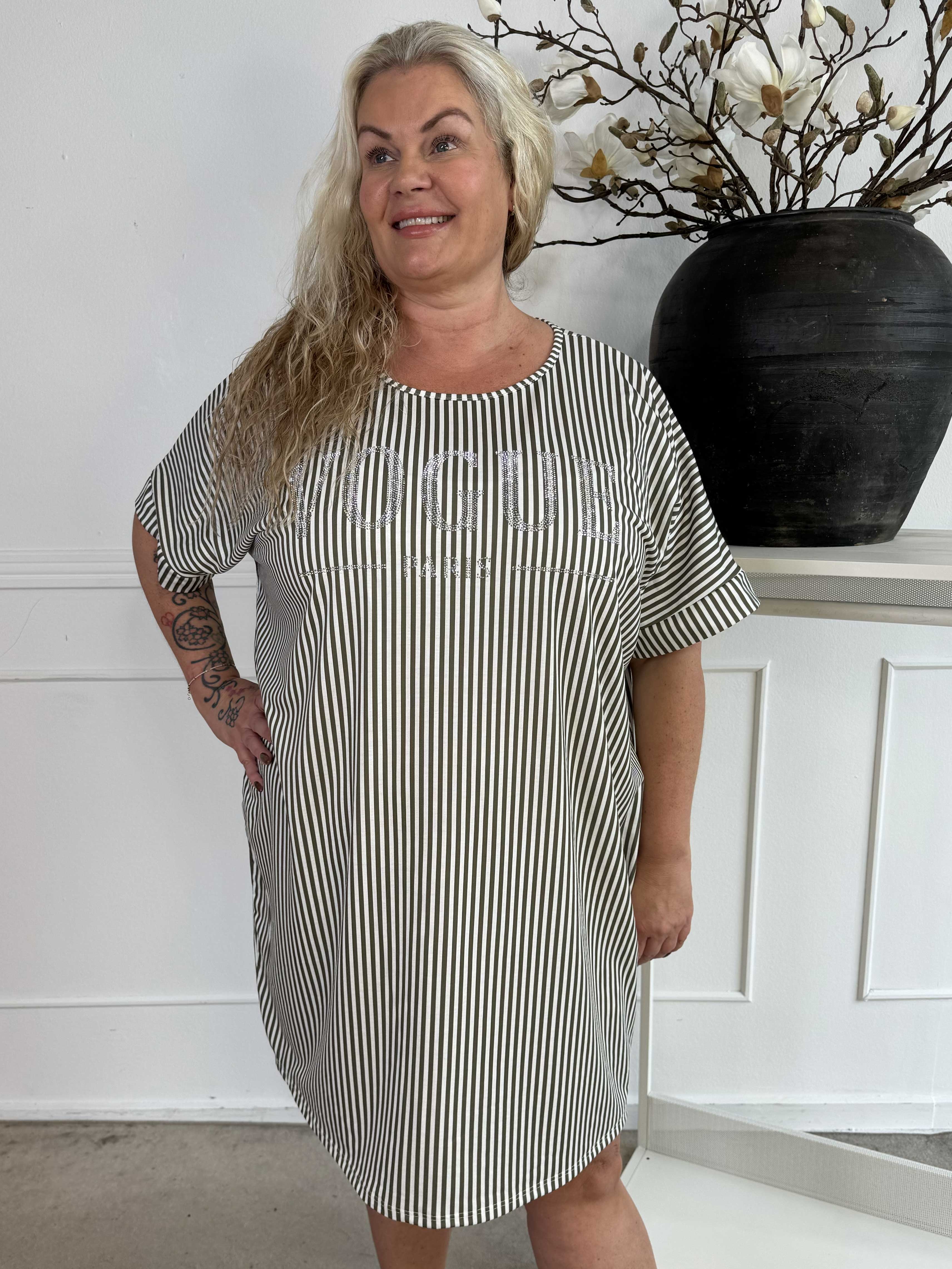 Mintu Stripe Dress - Plus size randig klänning i bomull med similisten